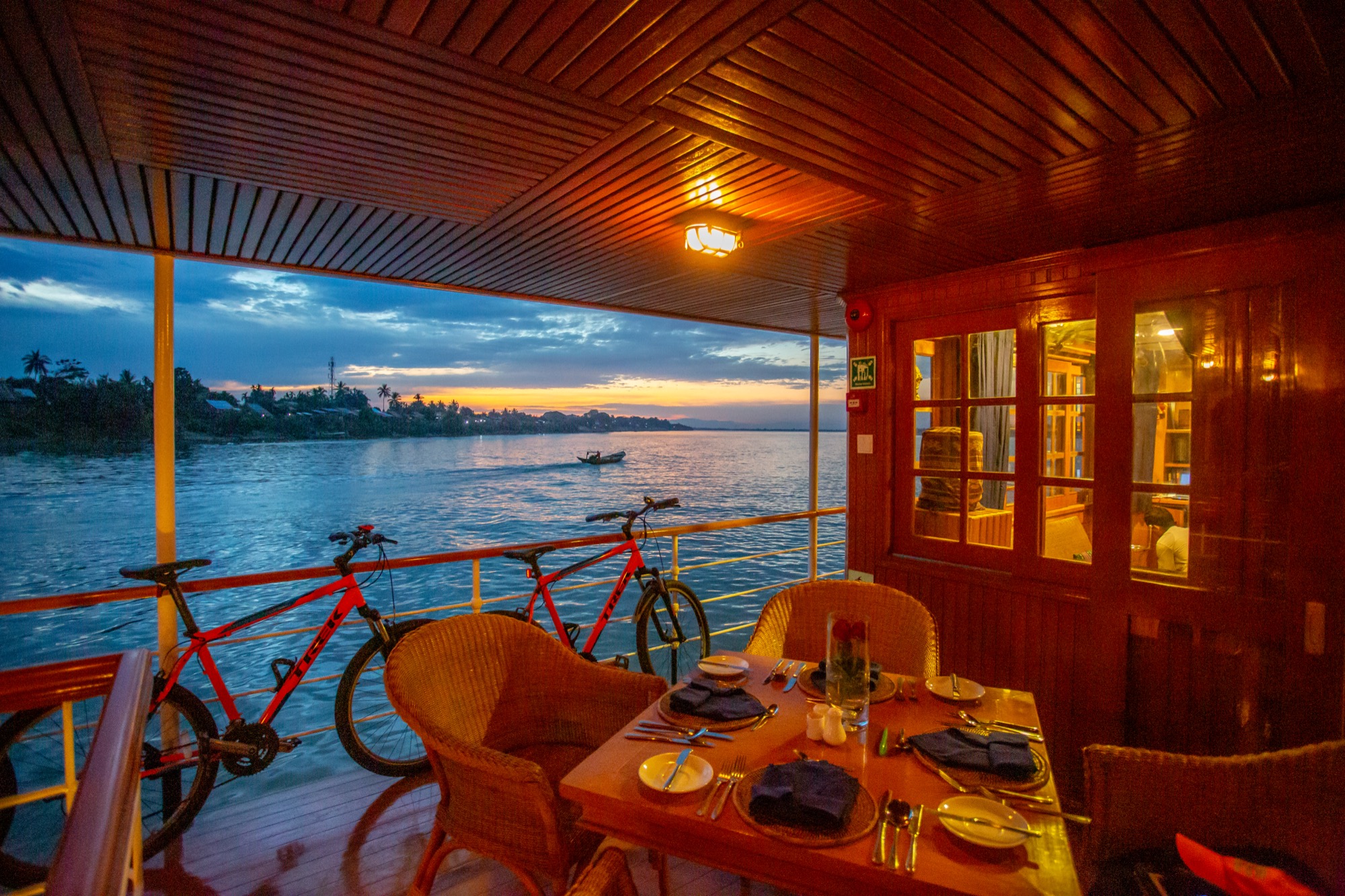 Pandaw RV Kalay Pandaw Bar Lounge.jpg